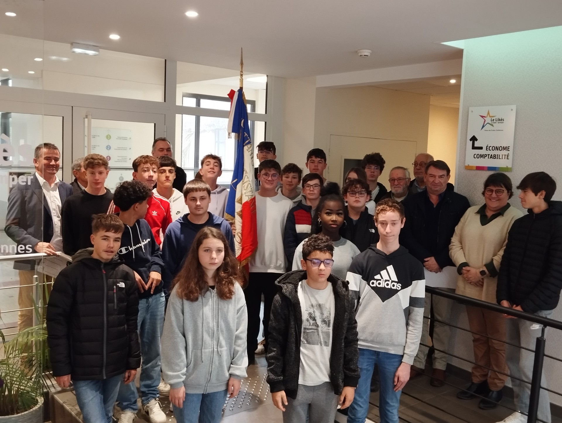 Le Likès La Salle reçoit le drapeau des Combattants Résistants Volontaires du Finistère d’Alain Bodivit.