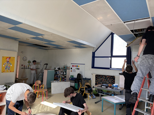 Installation de dalles LED à l’école Saint Joseph de Guengat : un chantier formateur pour les élèves de Bac première Pro MELEC 